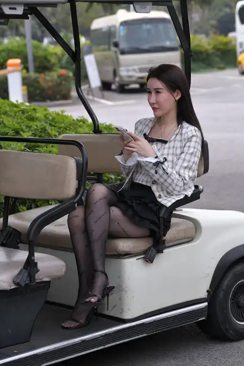 J156 巴黎世家黑丝美女 [126P+628M]